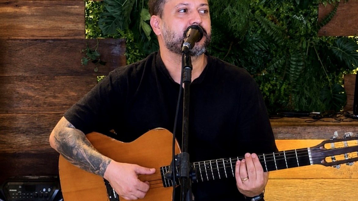 Thiago Pimenta em apresentação de voz e violão em Belo Horizonte